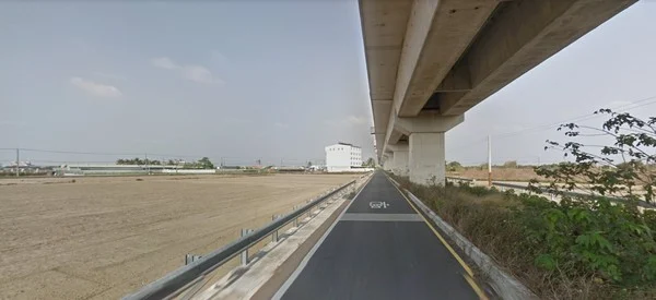 长荣大学旁的台铁便道附近人烟稀少,且入夜后相当黑暗。(图/翻摄Google Maps) 长荣大学旁的台铁便道附近人烟稀少,且入夜后相当黑暗。(图/翻摄Google Maps)