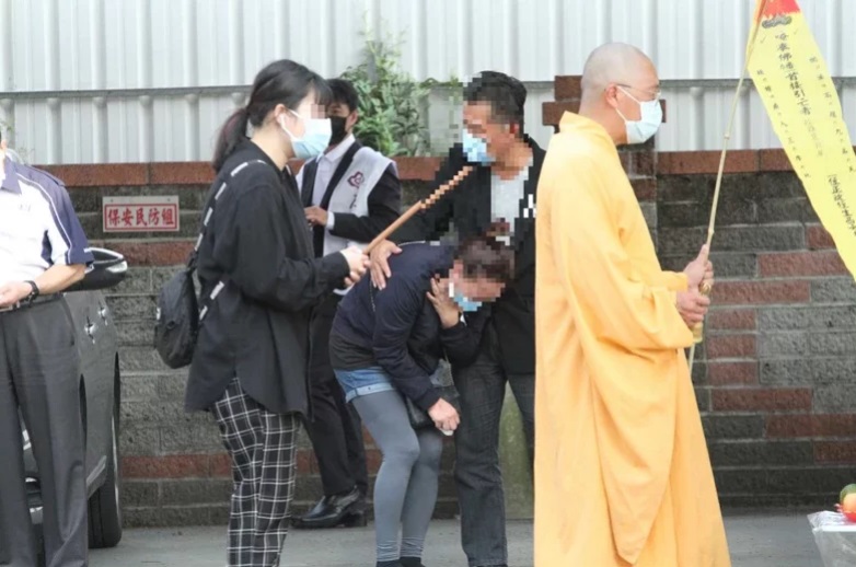 锺氏父母(后右、后右2)2日到台南归仁警分局出席招魂仪式,女学生的母亲全程止不住泪水。 (图:中央社)