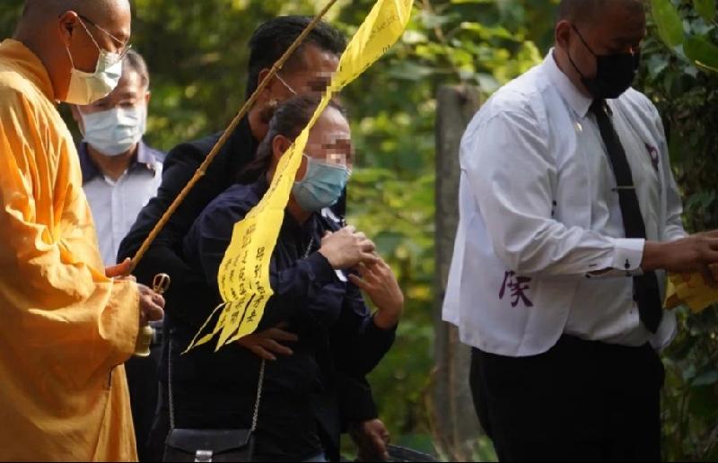 锺氏父母2日下午前往高雄市阿莲区的弃尸地点招魂,神情哀戚,悲恸不已。 (图:中央社)
