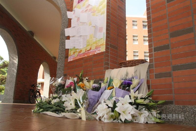 大马女留台生遇害,长荣大学校方在校内设置追思墙,连日来有不少师生献花丶贴小卡片。(图:中央社·记者杨思瑞摄) 大马女留台生遇害,长荣大学校方在校内设置追思墙,连日来有不少师生献花丶贴小卡片。(图:中央社·记者杨思瑞摄)