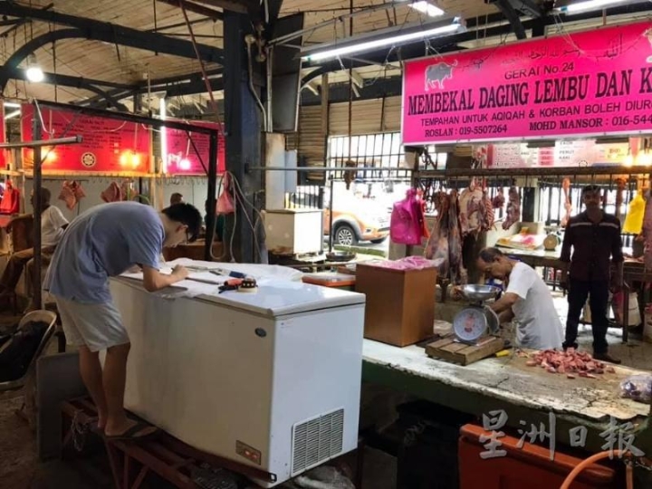 学生做调查时,会全程跟访档主的日常作息以了解他们的工作流程。(图:受访者提供) 学生做调查时,会全程跟访档主的日常作息以了解他们的工作流程。(图:受访者提供)