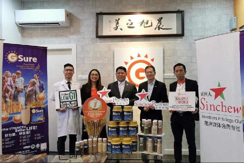 (左起)张信东医生,冯靖雯,拿督林绅文博士,拿督斯里蔡家胜及李永权于在晨旭之美公司加盟Newswirer策略伙伴计划合影。