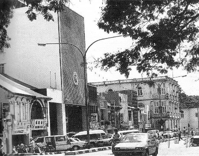 1950年代初福华银行在古晋开设分行,其店面远远高出其他店面。(图:Changing Land Scape of Kuching by Ho Ah Chon)