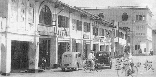 老大石路上这排老店已经在2000年代初拆除。（图：Changing Land Scape of Kuching by Ho Ah Chon）

