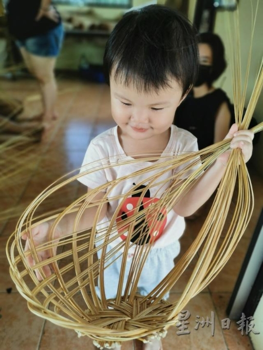 在玩乐中学习,让孩子从小接触各种传统手工艺或游戏。