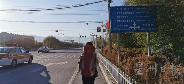 在客运站买好车票后，我们步行到红其拉普口岸。

