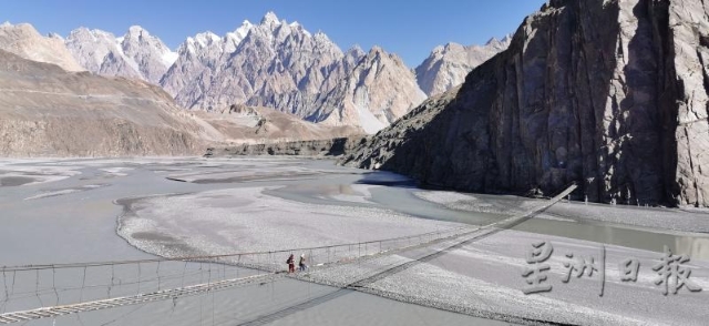 走在号称“全世界最危险的吊桥“的Hussaini Suspension Bridge。