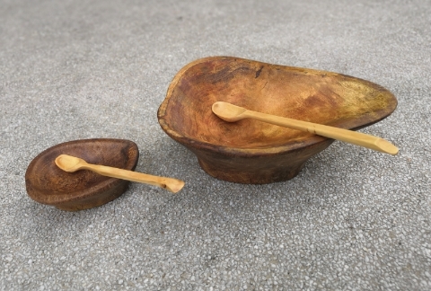 形状不规则的碗像跳脱规范的艺术品。
