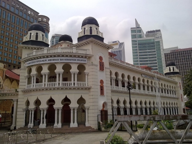 原吉隆坡地方法院,混合了殖民地阳台样式及马荷摩坦样式。