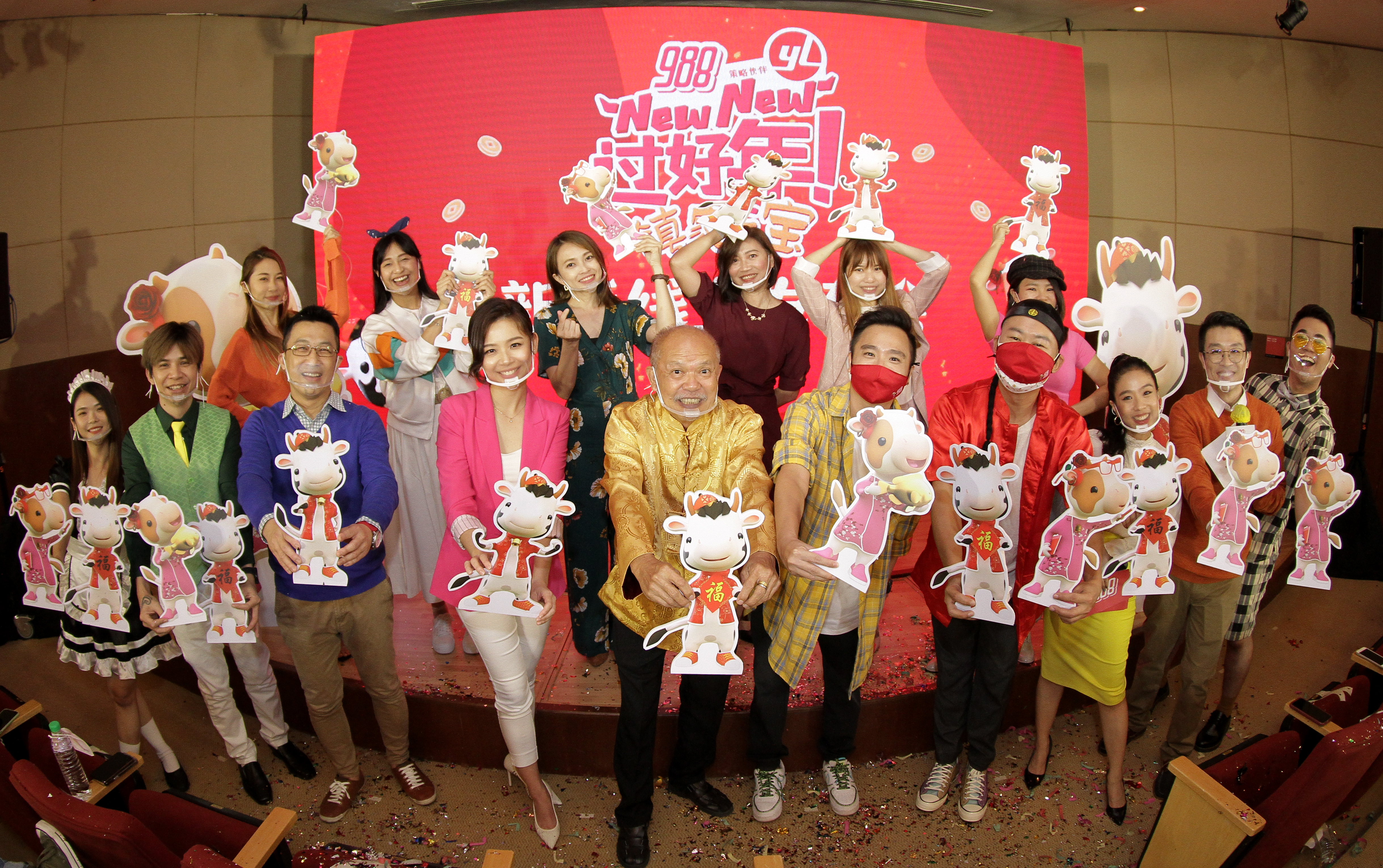 988明年开台迈入第25年，在疫情下仍倾全台DJ一起打造《 NewNew过好年》及网剧《镇家之宝》，希望能为听众带来更多正能量。