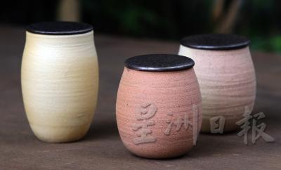 黄纬良制作的陶器低调朴素。