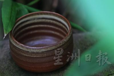 每件手作陶器都独一无二。