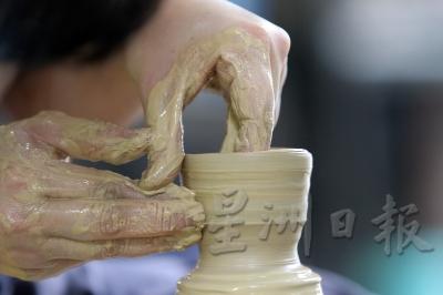 把陶土放在坯车上，用双手缓缓赋予陶土形状，是许多人认为可让内心平静的一个过程。