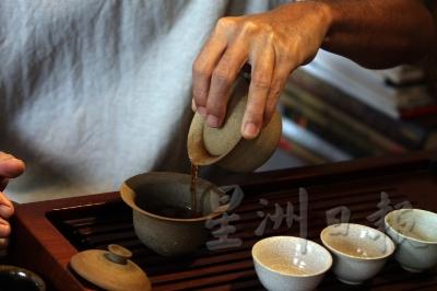 黄纬良爱品茶，也爱制陶。