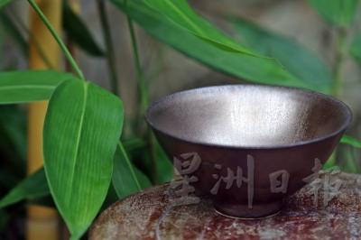 陶器上釉后，焕发出一种光彩。