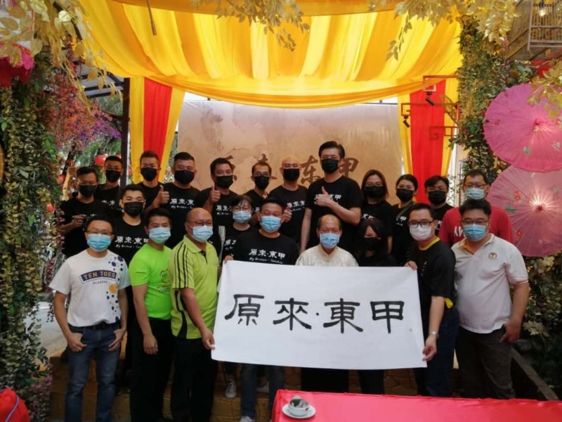 “唱响·东甲”短视频比赛筹委会成员合影;前排左起为罗棕晖、徐润辉、胡春来、黄珐程、李春郿、吴绍逢及杨初开。