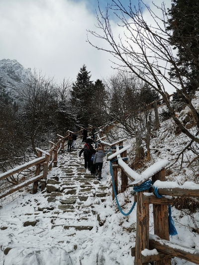 通往湖边的石阶路被雪花覆盖,不抓紧旁边的绳索,很容易滑倒。