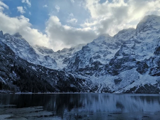 被群山包围的Morskie Oko，仿如深山中的一颗明眸，被《华尔街日报》评选为世界上5大最美丽的湖泊之一。

