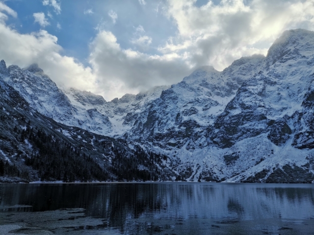 被群山包围的Morskie Oko,仿如深山中的一颗明眸,被《华尔街日报》评选为世界上5大最美丽的湖泊之一。