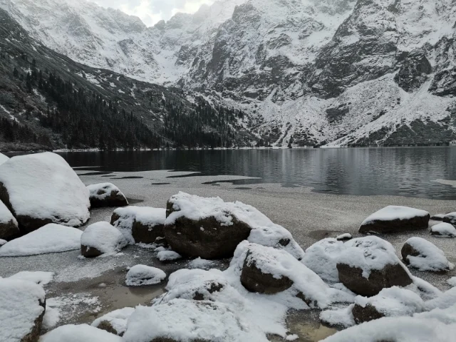 冬天的Morskie Oko，仿佛隐匿在深山的世外桃源，纯净、静谧。

