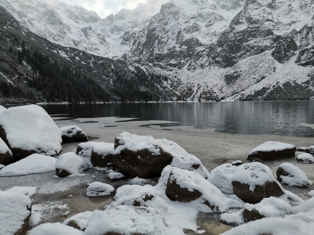 冬天的Morskie Oko,仿佛隐匿在深山的世外桃源,纯净、静谧。