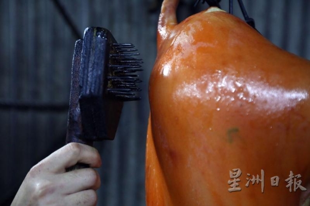 “松针”非常讲究经验技巧。一只烧猪漂亮和美味与否，就看敲下去的力度是否恰到其位。
