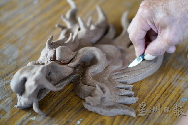 从前的龙香师父全凭双手制作龙头，非常讲究手法技巧。