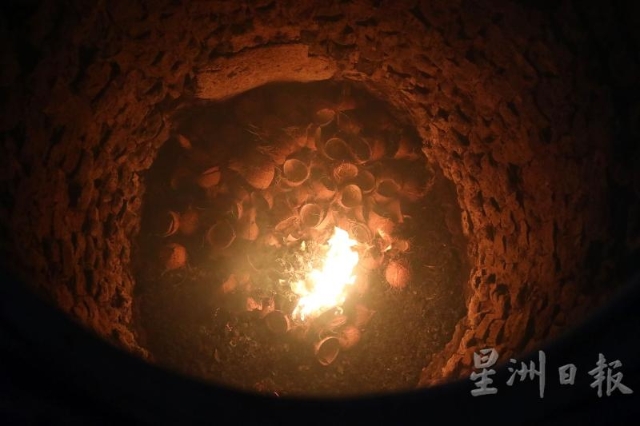地炉的底部和顶部较窄，中间较宽。由于烧猪主要是靠墙壁温度和火炭热度来烤熟，圆形的地炉设计，恰好能让每只烧猪受热均匀。