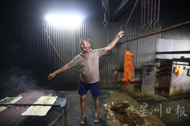 陈国华曾从事建筑工作，眼前两个地炉和绳索悬吊系统，正是由他建造起来。