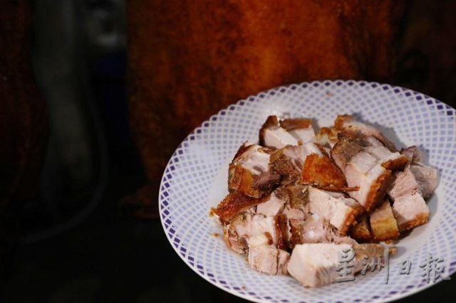 结合脆皮、肥肉和瘦肉于一体的小块烧肉，皮脆肉嫩，多汁而柔韧有致，一口咬下“喀兹喀兹”作响，入口瞬间便觉齿颊留香！