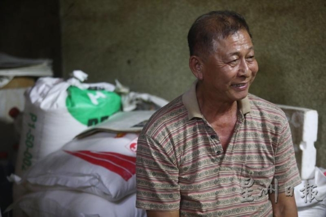 陈国华在二十多岁时学习窑烤烧猪的手艺，至今三十多年，是个经验丰富的烧烤师傅。