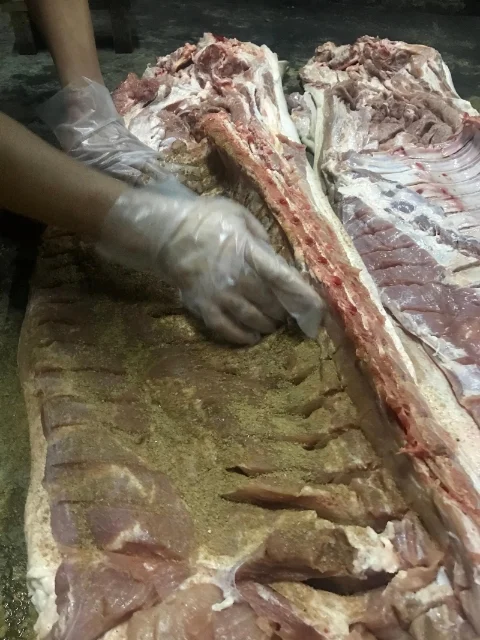 烧猪的腌制材料包括五香粉、盐及些许调味料,尽可能保留猪肉的原有味道。