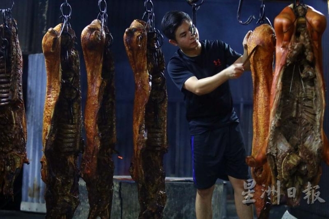 陈诗玄凡事亲历亲为，希望积累更多经验提高烧猪手艺，将家族生意和古早味道一并传承下去。