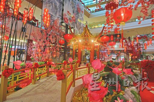 今年因为碰上行动管制令,布城IOI City Mall的新春布置工作必须加快在两天内完成。 今年因为碰上行动管制令,布城IOI City Mall的新春布置工作必须加快在两天内完成。