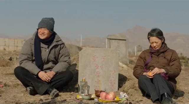 赖昌铭觉得,《地久天长》中夫妻俩携手30年,慢慢走过丧子伤痛,才是人世间的爱情。