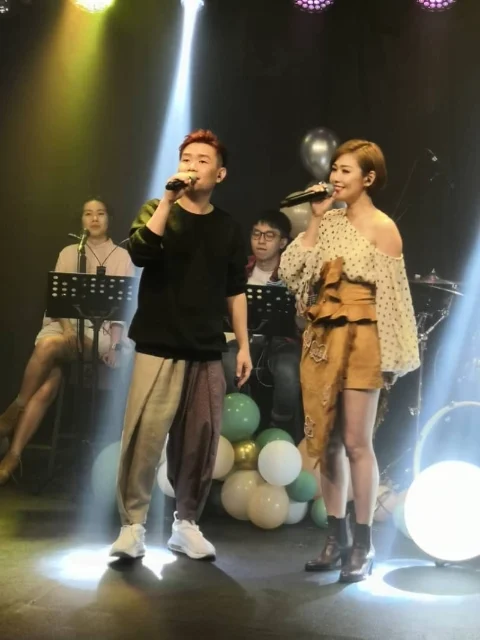 陈依依特别感谢伍家辉让她找回音乐人的身份,享受音乐世界。