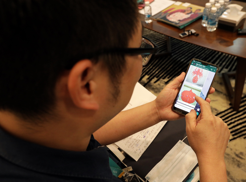 许多学生在家完成功课后，会拍照上传到WhatsApp群组，好让老师即时知道他们的学习进度。
