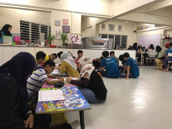 星期五和星期日晚上仍是夜间补习班,许多大学生都来义务帮忙。 星期五和星期日晚上仍是夜间补习班,许多大学生都来义务帮忙。