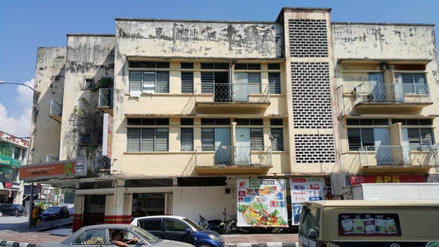 现代主义建筑亦象征著钢筋混凝土构造的时代来临，在骑楼已不需要砖柱支撑的情况下，形成连续性的推缩空间，是热带城市空间的一大特色。