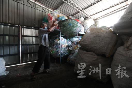 经分类和卫生处理的塑料品,将送往回收商手上,制成塑料颗粒或次原料,重新被制成塑料品,达到环保的物尽其用。 经分类和卫生处理的塑料品,将送往回收商手上,制成塑料颗粒或次原料,重新被制成塑料品,达到环保的物尽其用。