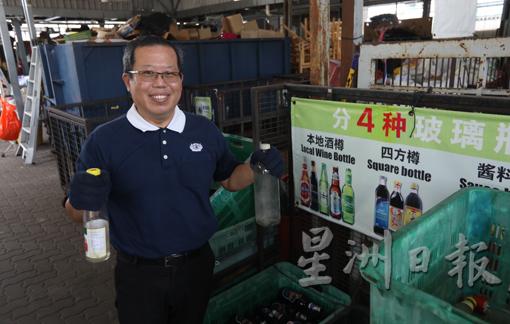 林添益表示,环保要多管齐下,需要靠政府、商家和民众共同努力和配合,不能单靠有心人去努力而已。 林添益表示,环保要多管齐下,需要靠政府、商家和民众共同努力和配合,不能单靠有心人去努力而已。