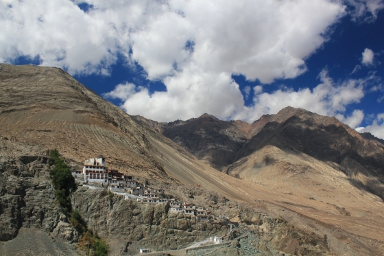建在山沿边的diskit gompa。
