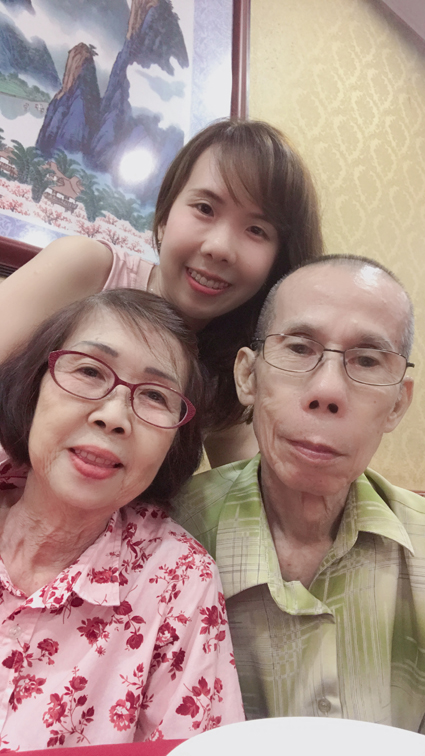 由于疫情原因,韦敏琳已经很久没回家,由于家里经营中药店,因此每次经过中药店都会深吸一口中药店的味道,以缓解思乡之情。图为韦敏琳与父亲韦海武、母亲李玉爱的合影。 由于疫情原因,韦敏琳已经很久没回家,由于家里经营中药店,因此每次经过中药店都会深吸一口中药店的味道,以缓解思乡之情。图为韦敏琳与父亲韦海武、母亲李玉爱的合影。
