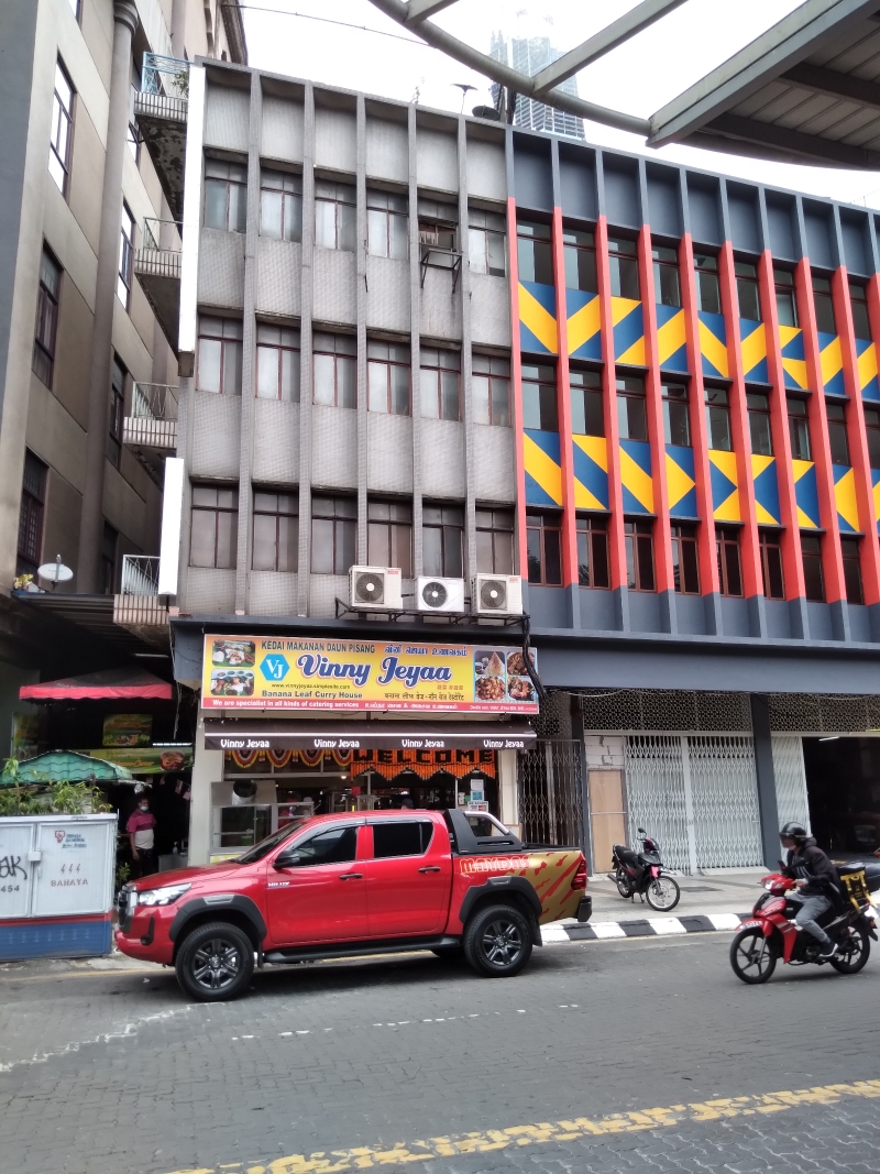 罗爷街现已改名为Jalan Hang Kasturi,当年的昌利茶室已变成这间印度餐厅,而三楼的《新明日报》也早已关门大吉!(作者提供照片) 罗爷街现已改名为Jalan Hang Kasturi,当年的昌利茶室已变成这间印度餐厅,而三楼的《新明日报》也早已关门大吉!(作者提供照片)