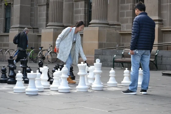 我原以为只是装饰的棋盘，结果还真的有不少人在这里下棋，真有趣！


