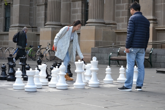 我原以为只是装饰的棋盘,结果还真的有不少人在这里下棋,真有趣!