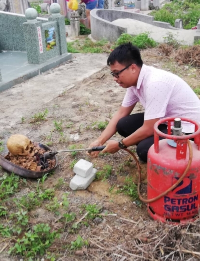 把遗骨拾起来之后，就用火枪把遗骨焚化，然后装入骨灰坛，再按照主家的意愿，安奉到骨灰塔或撒入大海。