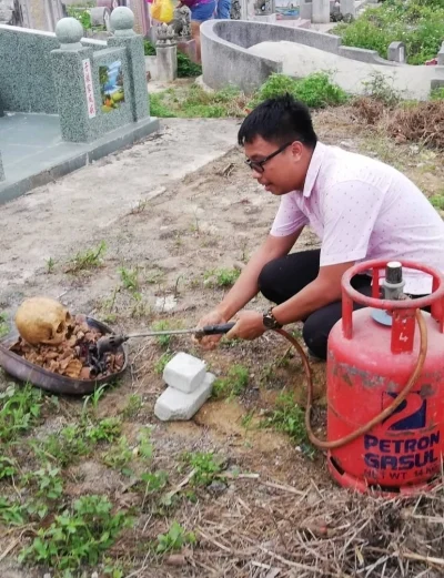 把遗骨拾起来之后,就用火枪把遗骨焚化,然后装入骨灰坛,再按照主家的意愿,安奉到骨灰塔或撒入大海。