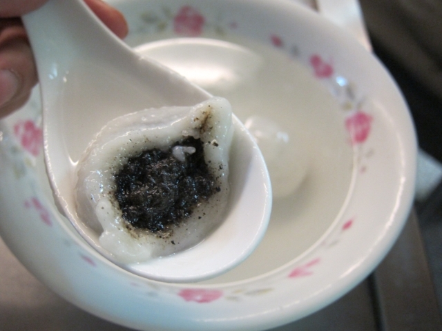 在台湾，用糯米粉滚出来的称为元宵，图为基隆全家福的芝麻元宵。