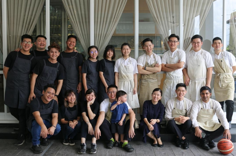 黄嘉亮（前排坐者右四）和他的“根”餐厅团队。